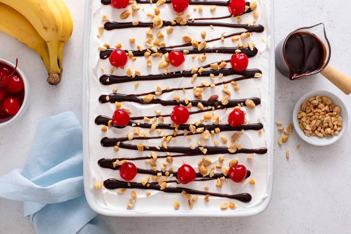 No-Bake Banana Split Cake: Easy Crowd-Pleaser for Summer Parties